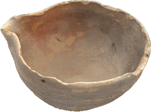 وعاء من الفخار البني له صنبور، يعود إلى العصر الحديدي